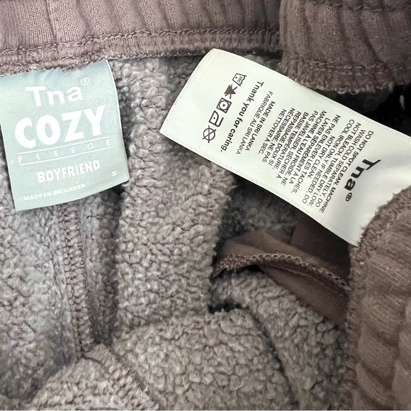 Aritzia TNA Cozy Fleece Boyfriend Sweat Shorts - Picture 5 of 14